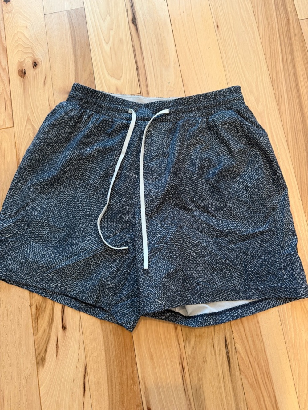 Lululemon Men’s Channel Cross Swim Short 5” - Excellent condition!!!